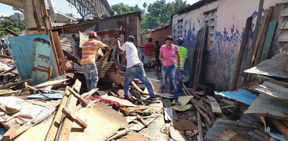Desalojo. Brigadas iniciaron ayer la destrucción de casas en Los Guandules para la construcción del proyecto Nuevo Domingo Savio.