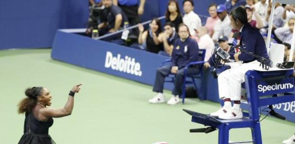 Serena Williams señala con su dedo al juez de sillas durante la caotica final que libró mfrente a Naomi Osaka