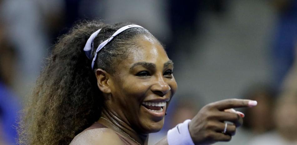 Serena Williams sonríe después de derrotar este jueves a Anastasija Sevastova, de Letonia, durante las semifinales del torneo de tenis del Abierto de Estados Unidos.