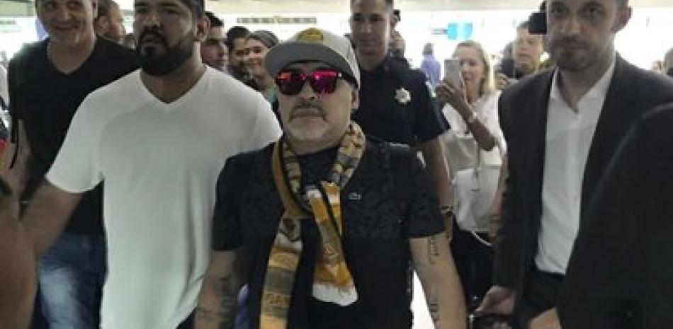 Diego Armando Maradona es conducido bajo estrictas medidas de seguridad al llegar al estado de Sinaloa.