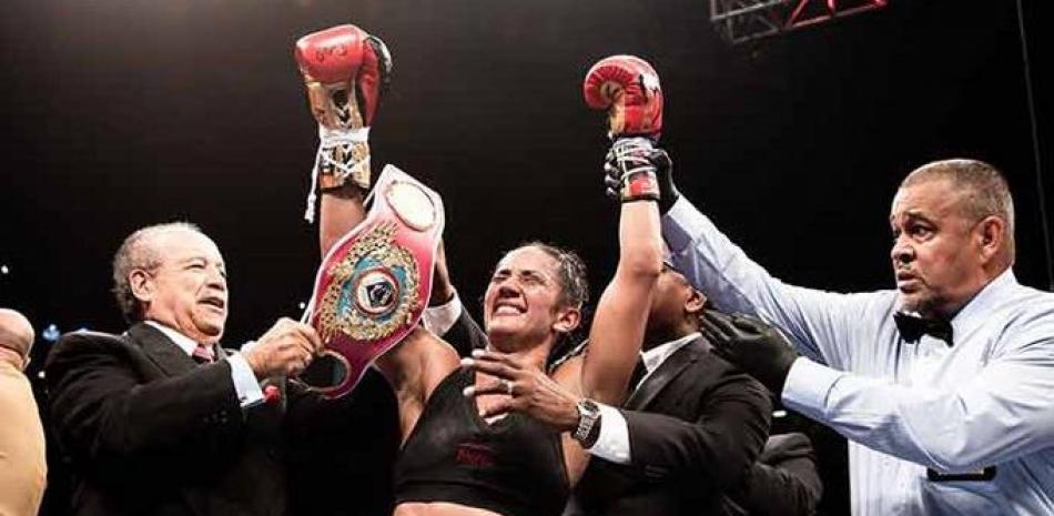 amanda Serrano levanta los brazos en señal de triunfo luego de vencer por decisión a Yamila Reynoso en su combate por el cetro super ligero