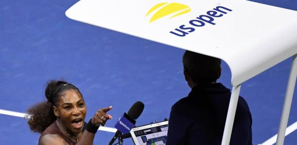 Uno de los momentos en que Serena Williams reclama al juez.