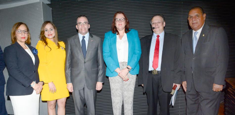 Rosario Vásquez, Patricia Hernández, Andrés Navarro, Janet Camilo, César Vidal y Miguel Franjul.