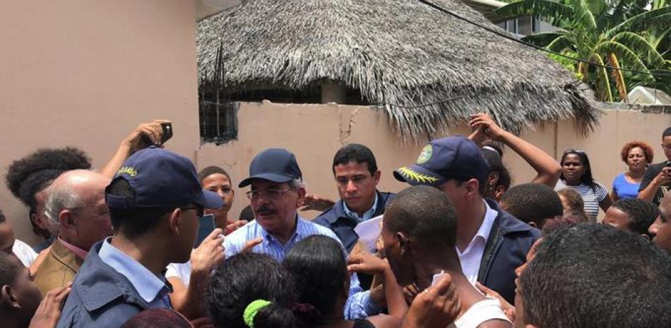El presidente Danilo Medina habló con productores de tabaco, invernadero, propietarios de panadería y taller de costura.
