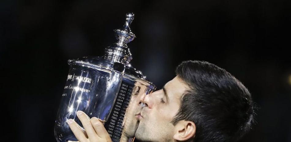 Novak Djokovic, de Serbia, besa el trofeo después de derrotar a Juan Martín del Potro, de Argentina, en la final masculina del Abierto de tenis de los Estados Unidos.