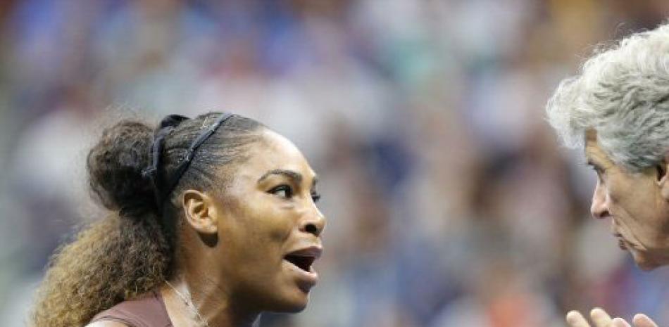 Serena Williams, de los Estados Unidos, hace un gesto hacia el árbitro Brian Earley (derecha), durante la final femenina en el decimotercer día del US Open Tennis Championships.