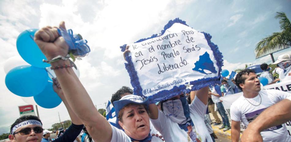Marcha. La madre del joven Edwin Carcache (centro), apresado y acusado de terrorista, participa en la “Marcha de los Globos” ayer en Managua para demandar la liberación de detenidos durante protestas.