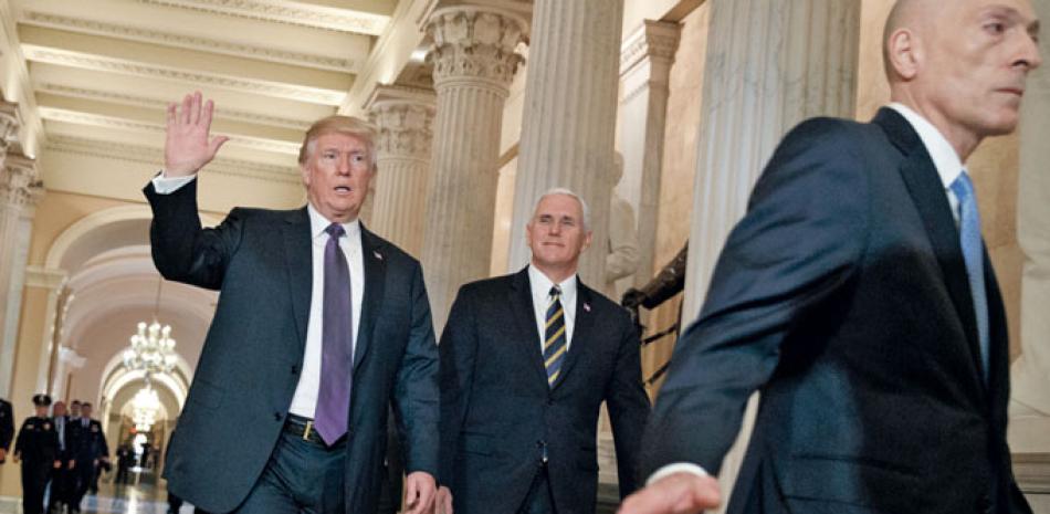 Mandatarios. El presidente Donald Trump y el vicepresidente Mike Pence abandonan Capitol Hill luego de reunirse con legisladores sobre política tributaria el pasado jueves en Washington.