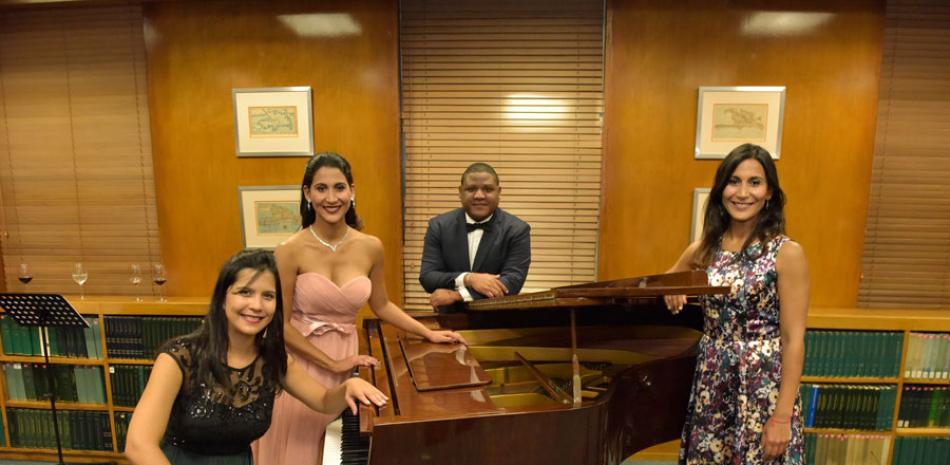Artistas. Evelyn, Nathalie y Nicole Peña Comas, junto al pianista Omar Ubrí Ramos.