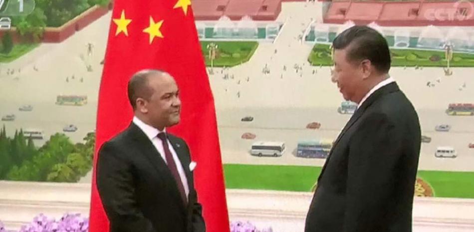 El embajador Briunny Garabito Segura junto al presidente de la República Popular China, Xi Jinping.