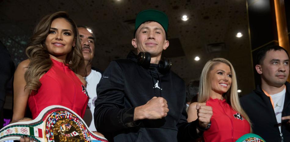 El campeón. El kazajo Gennady Golovkin aparece con sus cinturones mundiales a su llegada a la ciudad de Las Vegas, Nevada, para su pelea ante el retador mexicano Saúl “Canelo” Álvarez.