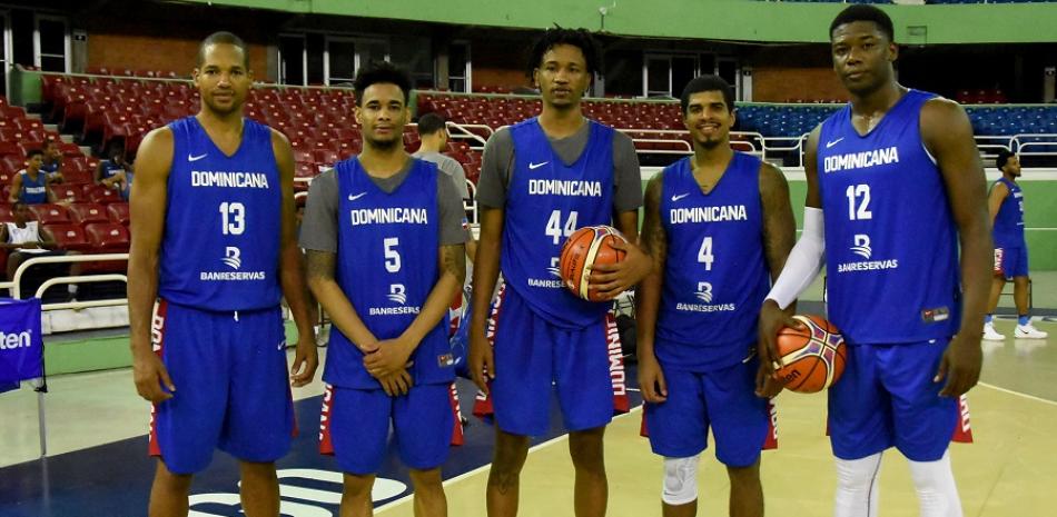 Parte del seleccionado dominicano de baloncesto que enfrentará a Chile.