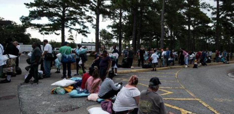 Personas evacuadas buscan refugio en la escuela secundaria Emma B. Trask ante la llegada del huracán Florence en Wilmington, Carolina del Norte .