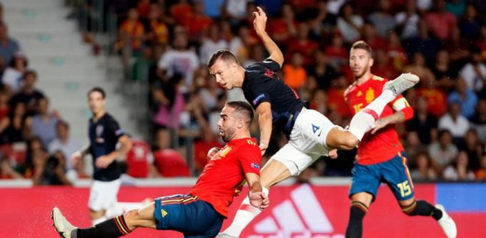 Disputa. El jugador de la selección Croata, Ivan Perisic (derecha) dispara a puerta ante la oposición de Dani Carvajal, de España, durante el encuentro que disputan ambas selecciones correspondiente a la Liga de las Naciones.