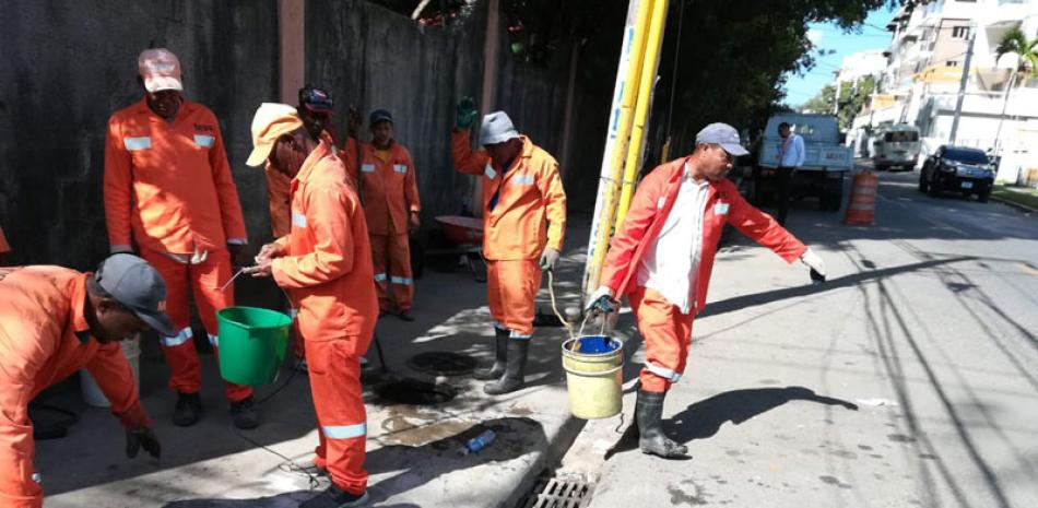 Prevención. Brigadas del Ministerio de Obras Públicas han estado trabajando en labores de limpieza de alcantarillas, calles y avenidas.