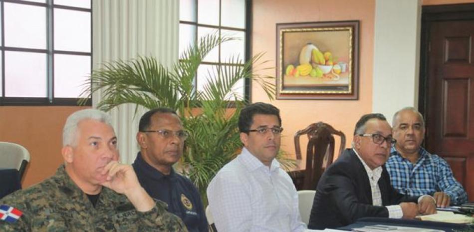 Alcalde. David Collado (centro) se reunió con autoridades de la CAASD.