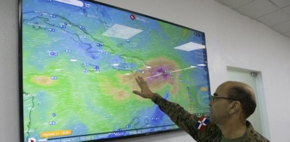 El subdirector del Centro de Operaciones de Emergencias (COE), Francis Caamaño,analiza un gráfico del paso de la tormenta tropical Isaac, en Santo Domingo (República Dominicana).