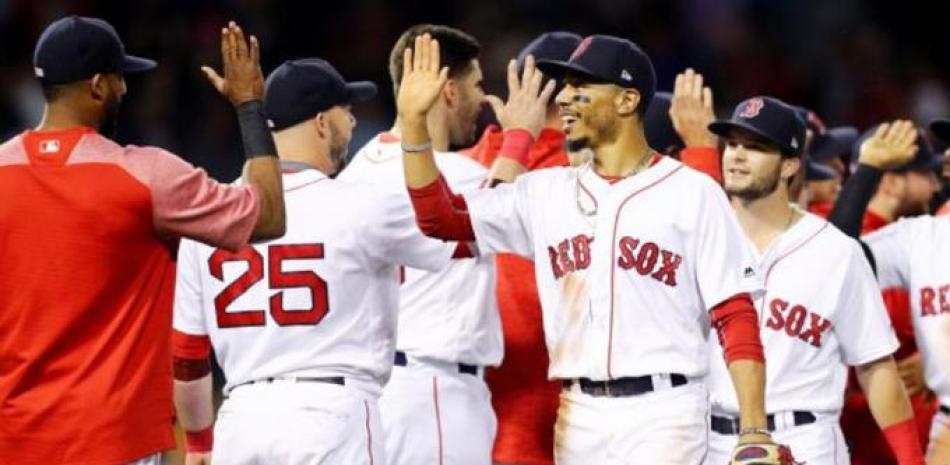 Jugadores de Boston celebran el triunfo alcanzado por su equipo el miércoles.