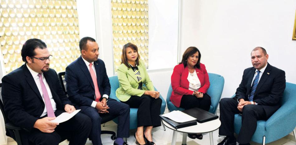 Directivos. La Junta que representa a los contadores públicos autorizados durante una entrevista con LISTÍN DIARIO.