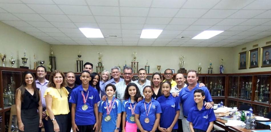 El presidente de Club Naco, r Luis Miguel Pou (Lucho) junto a los otros directivos, reconocen a los cuatro naqueños medallistas de oro en el Torneo del Caribe de Tenis de Mesa.