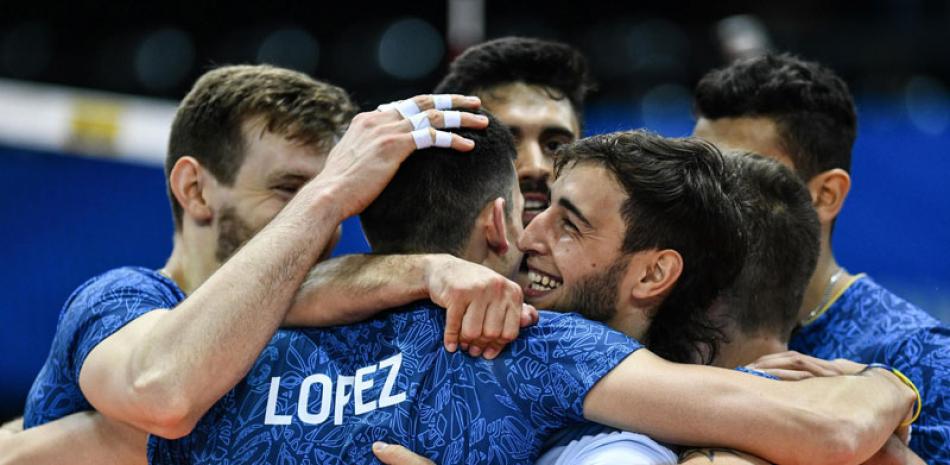 Alegría. Integrantes del sexteto argentino se felicitan tras derrotar a la República Dominicana en el Mundial de Voleibol.