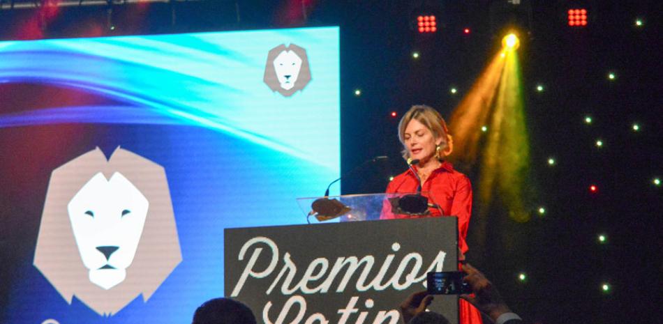 Gente. Ligia Reid Bonetti se dirige al público en Marbella al aceptar los premios de "Patricia...".