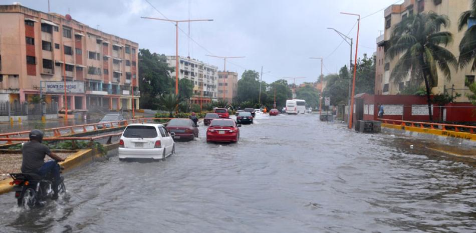 Caos. Los remanentes de la onda tropical Isaac ocasionaron inundaciones en varios puntos del Gran Santo Domingo, lo que nuevamente pone en tela de juicio el sistema de drenaje y alcantarillado de la capital.