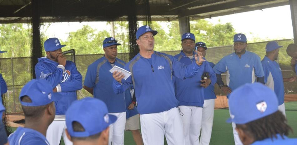 David Rosario, coach de pitcheo de los Tigres del Licey, se dirige a los lanzadores y receptores que asistieron al primer día de los entrenamientos para el próximo torneo de béisbol otoño invernal.