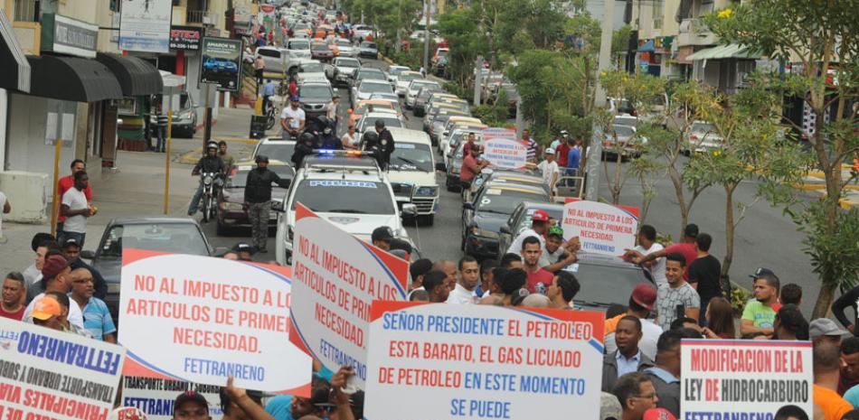 Manifestantes. Choferes de las rutas del transporte público de Santiago marcharon ayer a la gobernación para demandar, mediante carta, la rebaja de los precios de los combustibles y otras reivindicaciones.