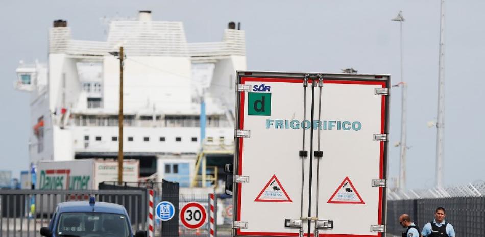 Autoridades francesas revisan un camión en el puerto de Brittany en Ouistreham, en busca de inmigrantes ilegales, que escondidos en vehículos cruzan el Canal hacia Gran Bretaña.