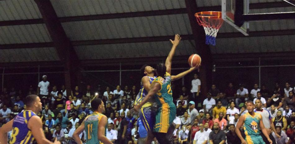Un momento de acción en el partido de apertura del torneo de baloncesto superior de Santo Domingo Norte.