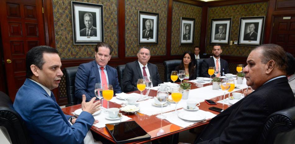 Visita. La delegación del Indotel, encabezada por Luis Henry Molina, participó del Desayuno del Listín junto a Miguel Franjul y Manuel Corripio.
