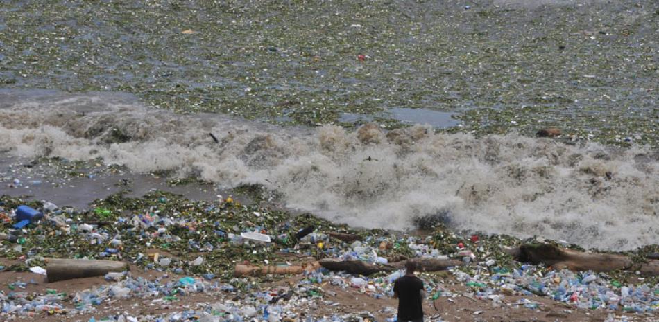Desechos. En julio, el Malecón se convirtió en el foco de los medios de comunicación tras el gran cúmulo de basura.