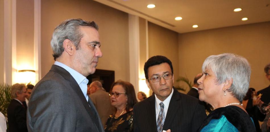 Luis Abinader, aspirante presidencial del PRM, conversa en el acto con representantes del cuerpo diplomático.