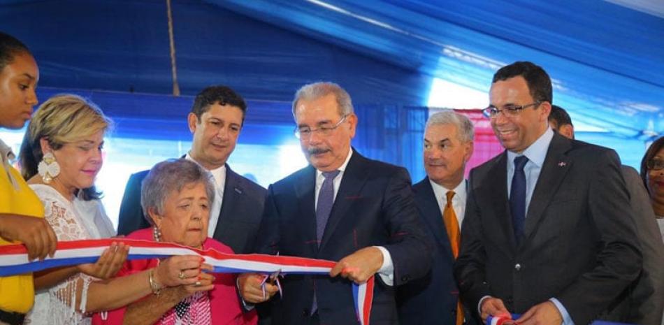 Inversión. El presidente Danilo Medina encabezó la inauguración de planteles escolares en Santiago.