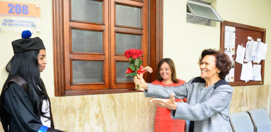 Distinción. La fiscal Yeni Brenice Reynoso recibe un ramo de flores de la Defensora del Pueblo, Zoila Martínez. Reynoso concluye hoy sus funciones.