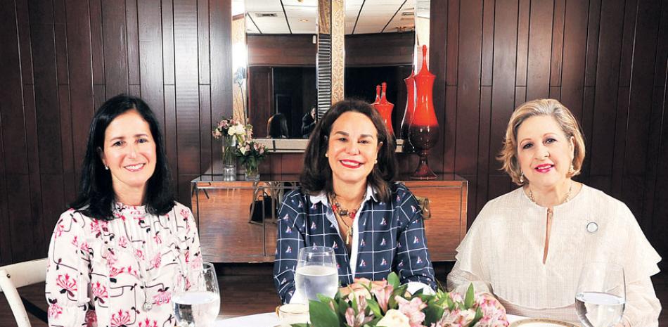 Julia Guerra de Oller, Rosanna Rivera y Roxana Dargam Azar.