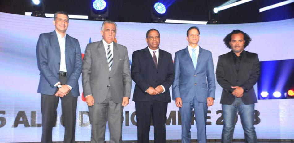 El ministro de Deportes Danilo Díaz (centro) durante el anuncia de fecha de los Juegos Nacionales 2018. Desde la derecha, Shariff Quiñones, de Cloro, Luis Mejía, Díaz, Edi Medina y Roberto Zayas.