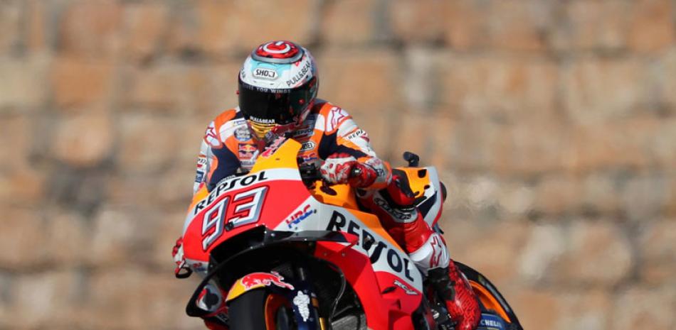 Marc Márquez aparece durante los entrenamientos para el GP de Aragón. El piloto español es el líder de la clasificiación de la MotoGP.
