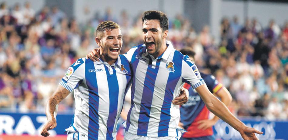 Mikel Merino, a la derecha, celebra luego de marcar el gol decisivo en el triunfo de la Real Sociedad ante el Huesca.