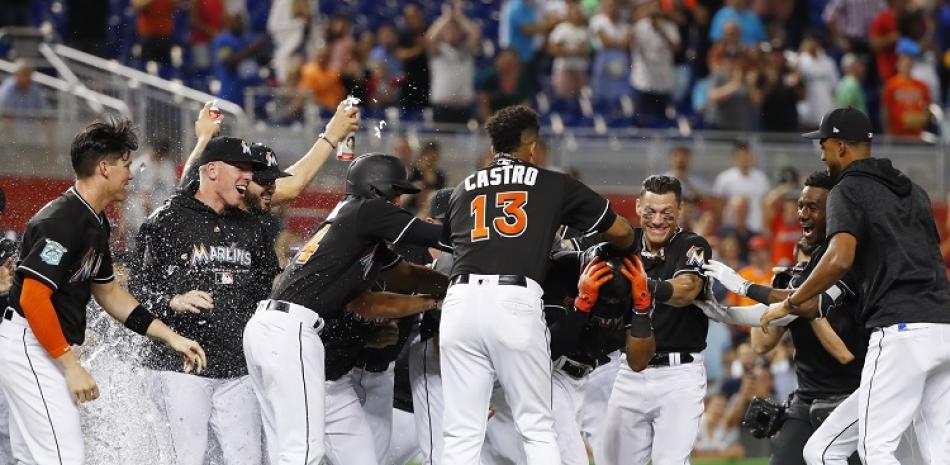 Los Marlins de Miami teminaron con marca de 38-43 en caa ante los 811,104 espectadores que los vieron en los 82 partidos de la serie regular.