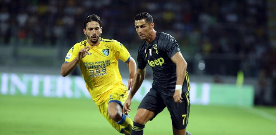 Cristiano Ronaldo, del Juventus, maneja el balóna nte al defensa de Edoardo Goldaniga, del Frosinone, durante el partido del domingo correspondiente a la Serie A de Italia.