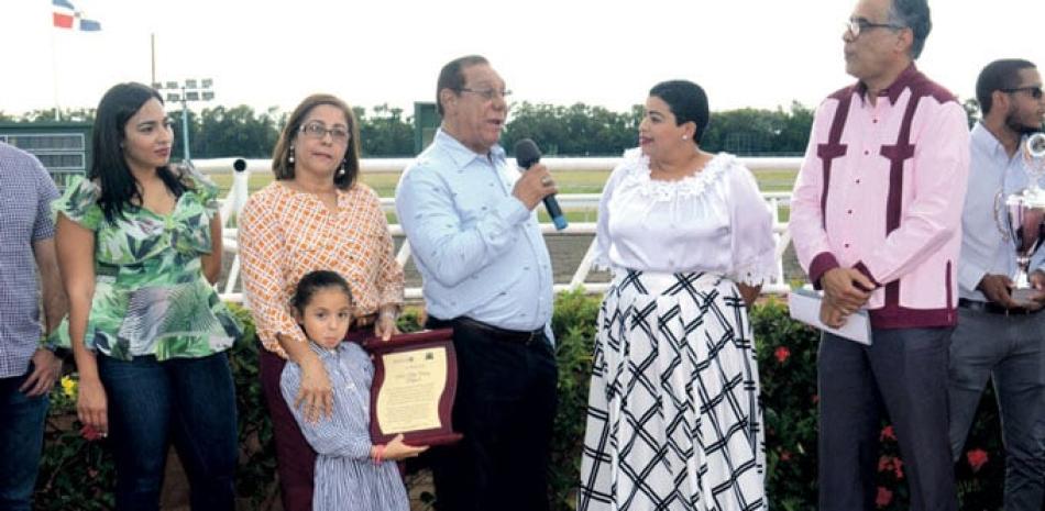 Premio: Familiares del fallecido Pedro Pablo Esteves “Papito”, reciben una placa de reconocimiento como parte de un homenaje póstumo que se le tributó en la jornada del sábado.