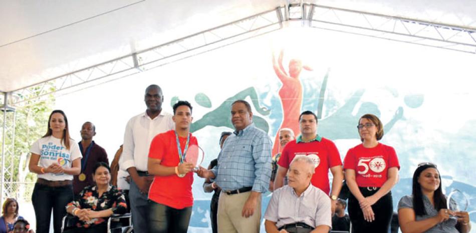 Reconocimiento: El Ministro de Deportes, Danilo Diaz, reconoce a atletas de diversas modalidades deportivas ayer al celebrar el “Día Nacional del Atleta con Discapacidad”.
