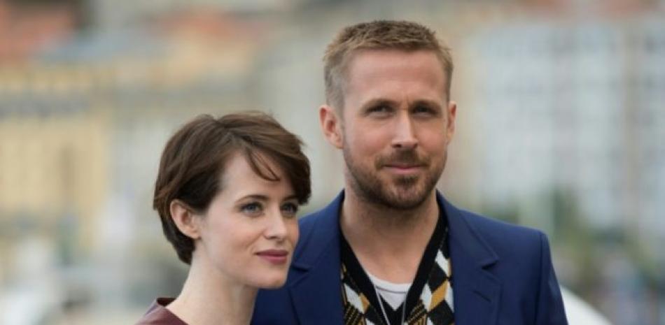 Los protagonistas de la película “First man”, Claire Foy y Ryan Gosling, el 24 de septiembre de 2018 en el Festival de cine de San Sebastián, en España© AFP Ander Gillenea.