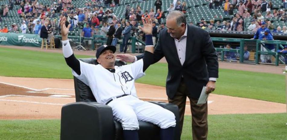 Martínez recibe un sillón como regalo de parte del gerente general de los Tigres de Detroit, Al Avila.