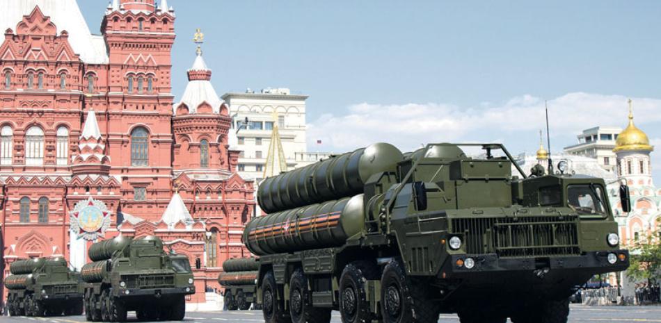 Desfile. Sistemas de misiles de defensa rusos S-300 circulan durante el desfile militar del Día de la Victoria por la Plaza Rosa en Moscú, en el 71 aniversario después de la victoria de la Segunda Guerra Mundial, el 9 de mayo de 2016. Unidades del sistema serán vendidos por Moscú a Siria, anunció el ministro de Defensa ruso ayer.
