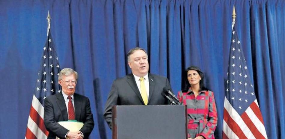 EE.UU. El secretario de Estado estadounidense, Mike Pompeo, al centro, la embajadora ante la ONU, Nikki Haley, y el asesor de seguridad nacional, John Bolton, ofrecieron ayer una rueda de prensa en la ONU.