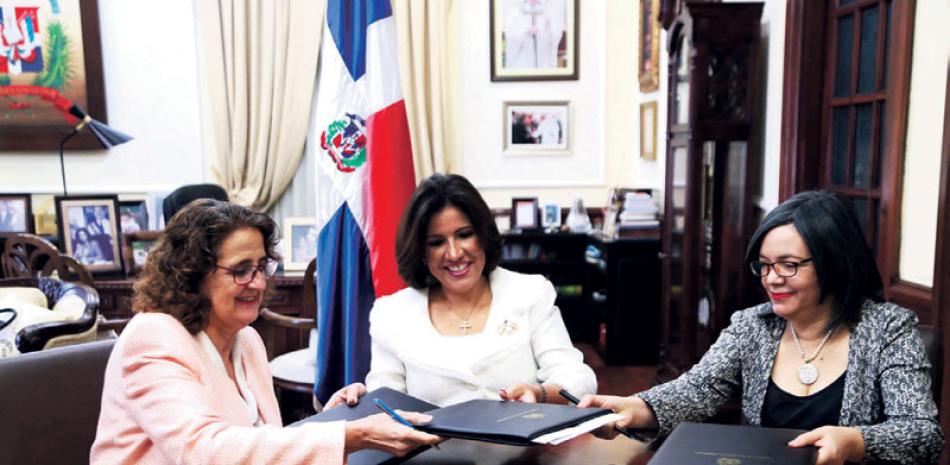 Firma. La representante del Unicef en el país, Rosa Elcarte, la vicepresidenta de la República, Margarita Cedeño y la directora de Prosoli Altagracia Suriel.