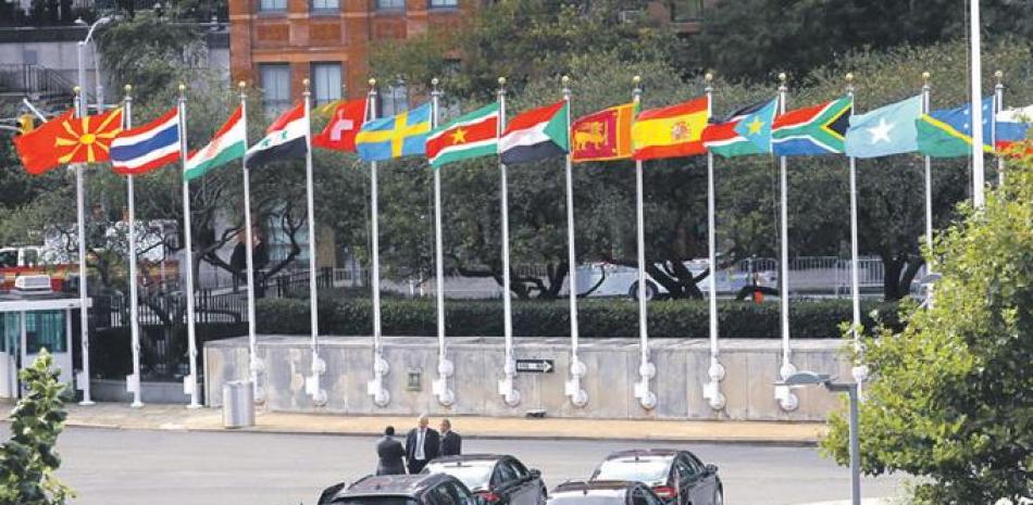 Reunión. Las banderas de varios países ondean frente a un grupo de vehículos diplomáticos durante el primer día de la reunión de alto nivel en la sede de las Naciones Unidas en Nueva York, ayer. El debate general de la 73ª sesión de la Asamblea General de la ONU comienza hoy.
